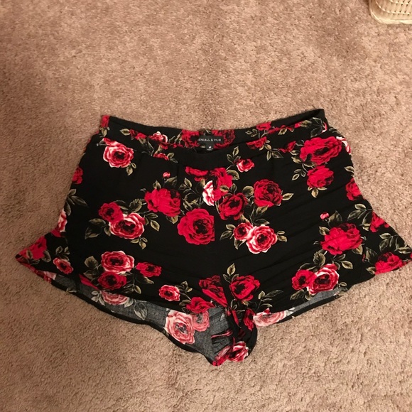 Kendall & Kylie Pants - Kendall & Kylie Black Floral Shorts Size Medium